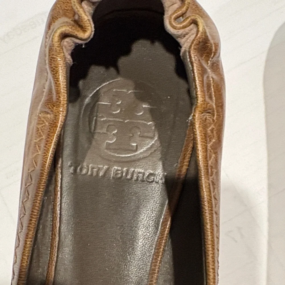 Tory Burch Tan Leather Flats with Gold Emblem - Picture 2 of 4